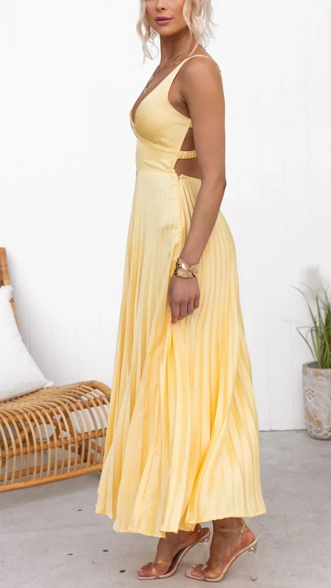 Women's Sleeveless Pleated Maxi Dress with V-Neckline